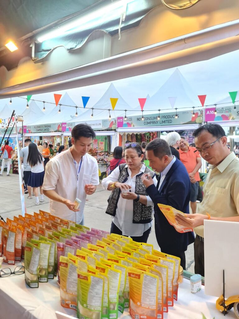 Customers visit and taste DeliKing Premium Thai Tropical Fruit Jelly at booth and happy with our products.