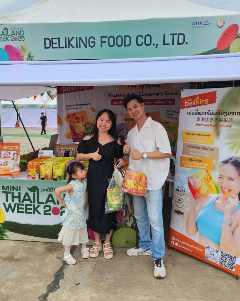 Customers visit and taste DeliKing Premium Thai Tropical Fruit Jelly at booth and happy with our products.