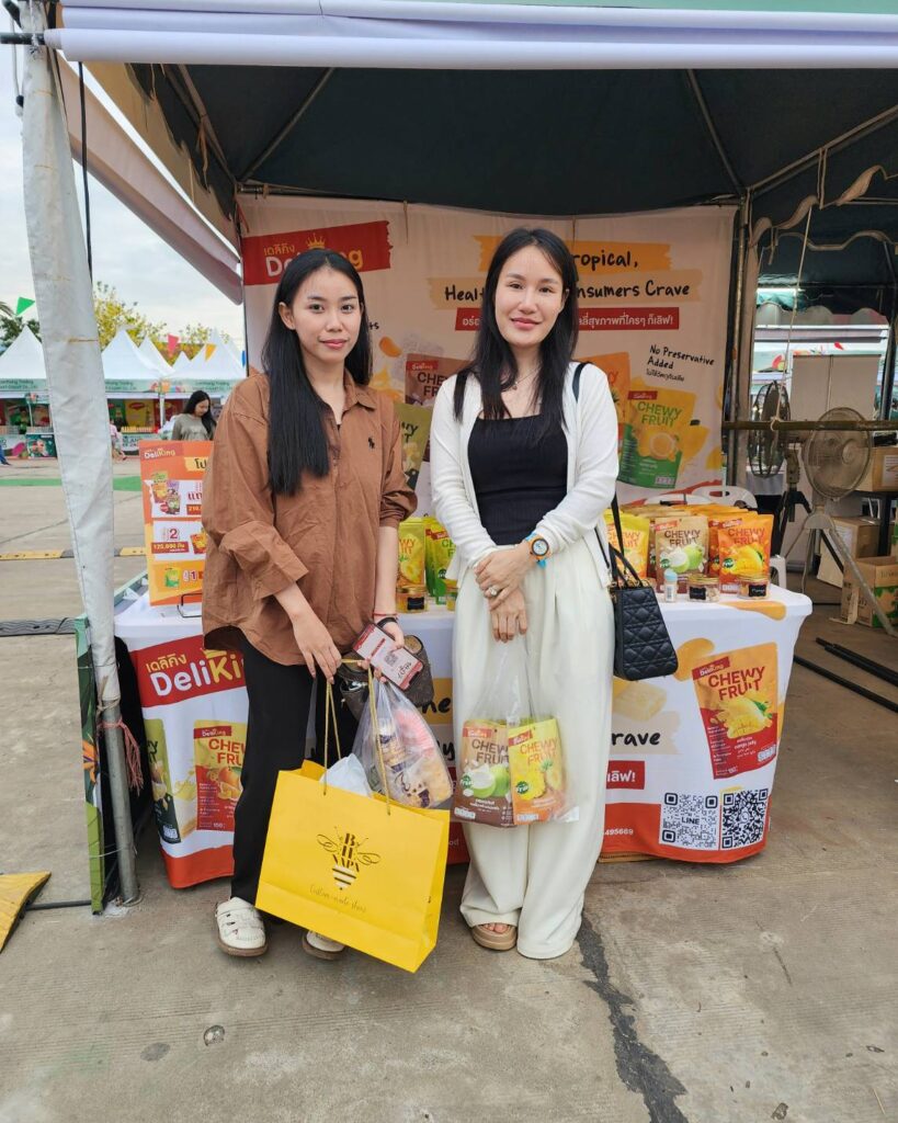 Customers visit and taste DeliKing Premium Thai Tropical Fruit Jelly at booth and happy with our products.